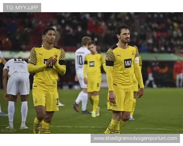 拜仁防线问题持续暴露,防守稳定性下降影响争冠形势 拜仁防线问题持续暴露,防守稳定性下降影响争冠形势